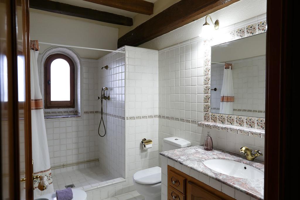 Can Homs Beuda Phòng bức ảnh